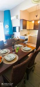 mesa de comedor con sillas y cocina en Family Home Myrina Lemnos, en Mirina