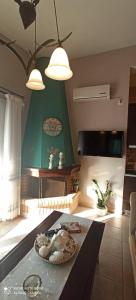 TV a/nebo společenská místnost v ubytování Family Home Myrina Lemnos