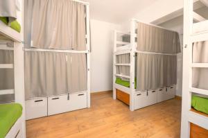 Postel nebo postele na pokoji v ubytování Tarifa Kite Hostel