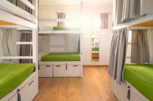 Postel nebo postele na pokoji v ubytování Tarifa Kite Hostel