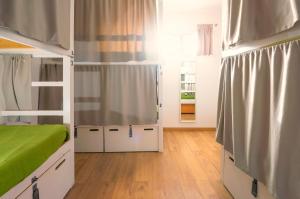 Postel nebo postele na pokoji v ubytování Tarifa Kite Hostel