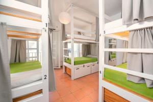 Postel nebo postele na pokoji v ubytování Tarifa Kite Hostel