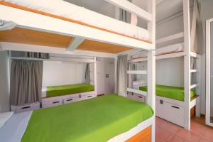 Postel nebo postele na pokoji v ubytování Tarifa Kite Hostel