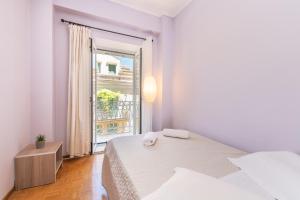 Postel nebo postele na pokoji v ubytování Mitropoleos Suite