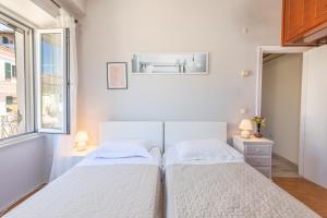 Postel nebo postele na pokoji v ubytování Mitropoleos Suite