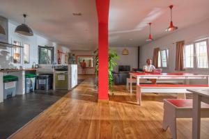 Kuchyň nebo kuchyňský kout v ubytování Tarifa Kite Hostel