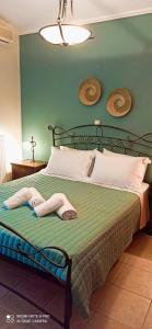 1 dormitorio con 1 cama con pared verde en Family Home Myrina Lemnos, en Mirina