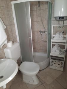 Bilik mandi di Apartments Ankica