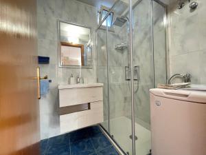 bagno con doccia, lavandino e servizi igienici di Casa Borgomonte a Otranto
