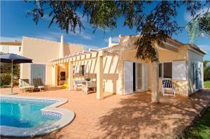 eine Villa mit Swimmingpool und ein Haus in der Unterkunft 420 Villa Maren in Lagos