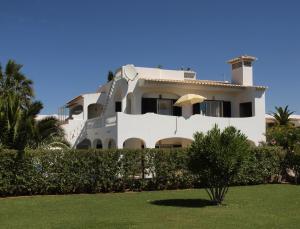 uma grande casa branca com um relvado em frente em 614 Villa Atlantico em Alagoas