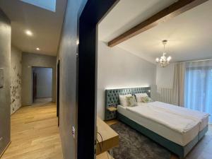 una camera con un grande letto di Hotel Cittadella a Locarno