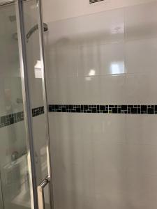 La salle de bains est pourvue d'une douche avec une porte en verre. dans l'établissement Bandol Paradise Port Climatisé, à Bandol