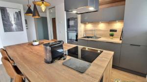 Kuchyňa alebo kuchynka v ubytovaní Le Jet 7 - Appartement de standing avec belle vue mer