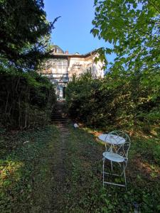 einem Stuhl im Gras vor einem Gebäude in der Unterkunft Villa Petterhof in Schottwien