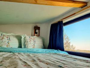 Postel nebo postele na pokoji v ubytování Tiny House Retreat Bran