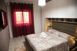 una camera da letto con un letto e un animale di peluche di Sweet House Taormina a Taormina