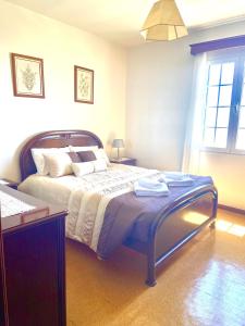 ein Schlafzimmer mit einem Bett und einem Tisch und einem Fenster in der Unterkunft Casa Neves three bedrooms and fantastic sea view in Arco da Calheta