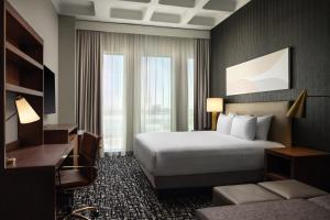 ロサンゼルスにあるHyatt House LAX Century Blvdのベッドと机があるホテルの部屋 +37枚の写真