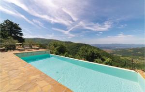 uma piscina com vista para as montanhas em Casetta 2 em Loro Ciuffenna