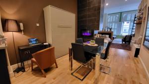 een eetkamer en een woonkamer met een tafel en stoelen bij Castell Haven Studio in Cardiff