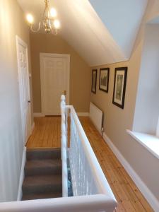 una escalera en una casa con una barandilla de escalera blanca en Drumlaghy House, en Florencecourt