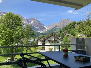 d'une table sur un balcon avec vue sur les montagnes. dans l'établissement Spirit Apartments - Balkon - Bergsicht - Parkplatz, à Engelberg