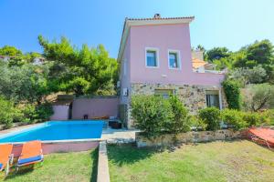 Bazén v ubytování Skiathos Seaview Villa with Pool nebo v jeho okolí