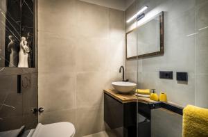 um banheiro com uma pia e um espelho em Rivereto em Rijeka