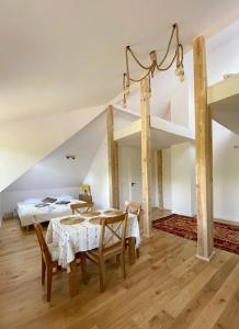 a room with two beds and a table and chairs at Apartamenty Osmolice w Stawach in Dęblin