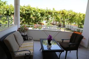 - un balcon avec un canapé, deux chaises et une table dans l'établissement Murati inn, à Ulcinj