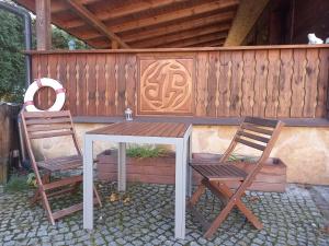 2 Stühle, ein Tisch, ein Tisch und Stühle in der Unterkunft 4 pokoje KD in Kazimierz Dolny