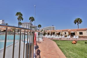 The swimming pool at or close to Bungalow Santa Fe de 2 habitaciones