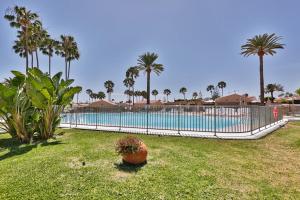 The swimming pool at or close to Bungalow Santa Fe de 2 habitaciones