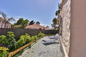 A garden outside Bungalow Santa Fe de 2 habitaciones