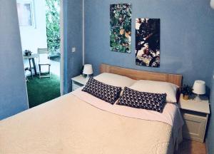 een slaapkamer met een bed met twee schilderijen aan de muur bij Large Terrace Apartment in Korčula