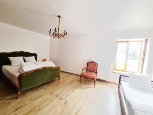 Tempat tidur dalam kamar di LE GELEINFÊTE I - GÎTE VOSGES à proximité de GERARDMER