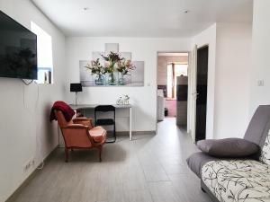 uma sala de estar com uma mesa e um sofá em LE GELEINFÊTE I - GÎTE VOSGES à proximité de GERARDMER em Herpelmont