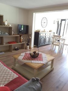 sala de estar con mesa y cocina en JENNY'S HOME en Pleurtuit