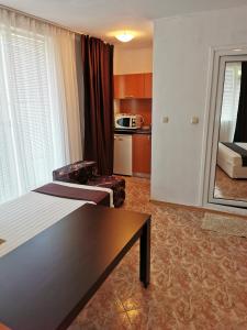 Kuchyň nebo kuchyňský kout v ubytování Jelezchevi Guest Rooms