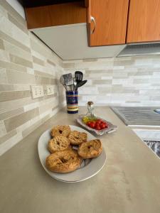 a counter with a plate of cookies and a bowl of fruit at Casa del sole in Torre Ovo