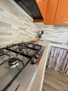 a kitchen with a stove top in a kitchen at Casa del sole in Torre Ovo