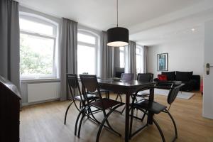 a living room with a dining room table and chairs at Gästewohnung Lipperland in Lage