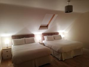 Un pat sau paturi într-o cameră la Glenmore House - ROOM ONLY