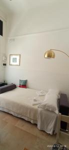 巴里的住宿－Puglia Vacation Homes PISANI 39，一间卧室,卧室内配有一张大床