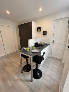 una pequeña cocina con mesa en una habitación en Lysbed - Desjardins en Angers