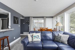 Sala de estar azul con sofá azul en Condo at Blue Mountain on Ski Run Close to Village, en Blue Mountains