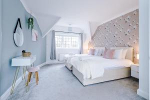 Posteľ alebo postele v izbe v ubytovaní Delightful 3 bedroom home with parking and garden