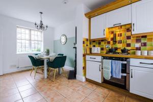 Foto da galeria de Delightful 3 bedroom home with parking and garden em Bromborough