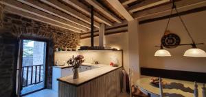 - une cuisine avec un comptoir et une table dans une pièce dans l'établissement Casa Clara, à Borredá